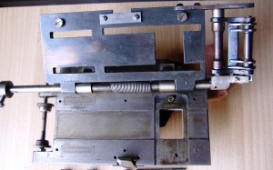 The arrangement of the skates and pressure plates is the reverse of earlier film gates