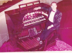 The Wurlitzer organ 001